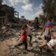 Niños palestinos caminan entre los escombros en Deir Al Balah, en la Franja de Gaza, este 4 de octubre. EFE/EPA/MOHAMMED SABER