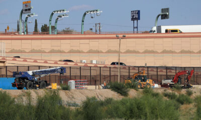 Trabajadores con maquinaria pesada laboran en la colocación de barricadas de alambre de púas, el 11 de octubre de 2024 en el muro fronterizo de Ciudad Juárez en el estado de Chihuahua (México). EFE/Luis Torres