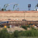 Trabajadores con maquinaria pesada laboran en la colocación de barricadas de alambre de púas, el 11 de octubre de 2024 en el muro fronterizo de Ciudad Juárez en el estado de Chihuahua (México). EFE/Luis Torres