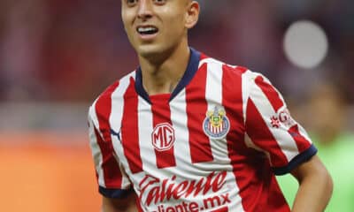 Fotografía de archivo del 31 de agosto de 2023, del futbolista mexicano Roberto Alvarado del Guadalajara durante un partido en el estadio Akron, en Guadalajara (México). EFE/Francisco Guasco