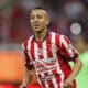 Fotografía de archivo del 31 de agosto de 2023, del futbolista mexicano Roberto Alvarado del Guadalajara durante un partido en el estadio Akron, en Guadalajara (México). EFE/Francisco Guasco