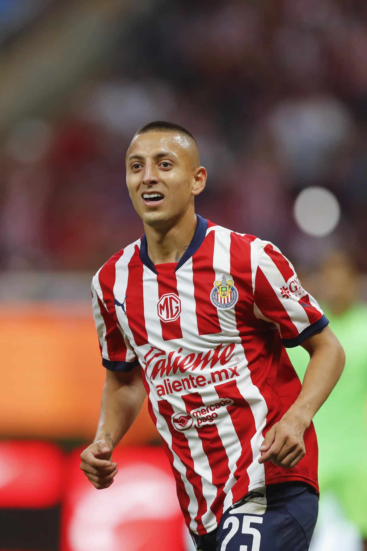 Fotografía de archivo del 31 de agosto de 2023, del futbolista mexicano Roberto Alvarado del Guadalajara durante un partido en el estadio Akron, en Guadalajara (México). EFE/Francisco Guasco