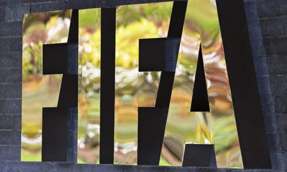 El logo de la FIFA en su sede en Suiza, en una foto de archivo. EPA/STEFFEN SCHMIDT