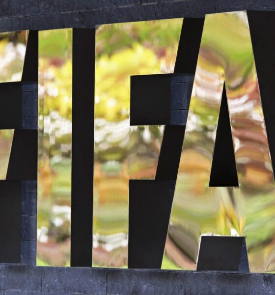 El logo de la FIFA en su sede en Suiza, en una foto de archivo. EPA/STEFFEN SCHMIDT