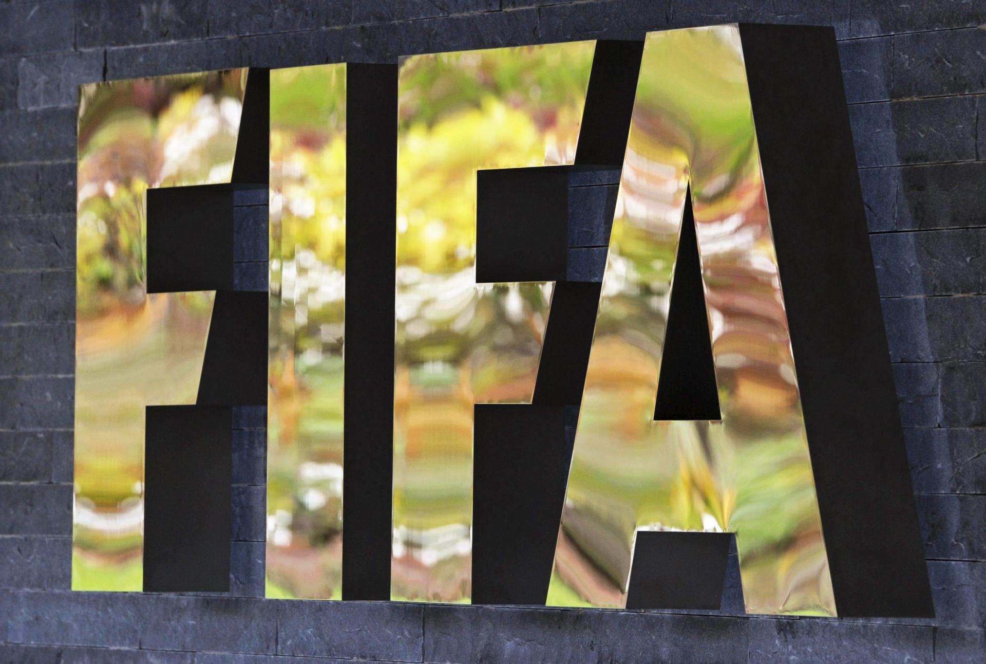 El logo de la FIFA en su sede en Suiza, en una foto de archivo. EPA/STEFFEN SCHMIDT