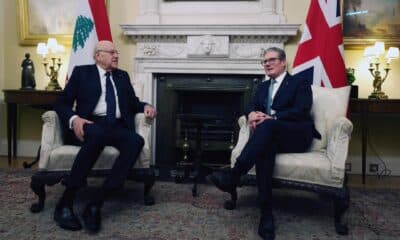 El primer ministro británico, Keir Starmer (derecha), se reúne con el primer ministro libanés, Najib Mikati, en el número 10 de Downing Street, en Londres, Gran Bretaña, el 28 de octubre de 2024. (Líbano, Reino Unido, Londres) EFE/EPA/ANDY LLUVIA / PISCINA