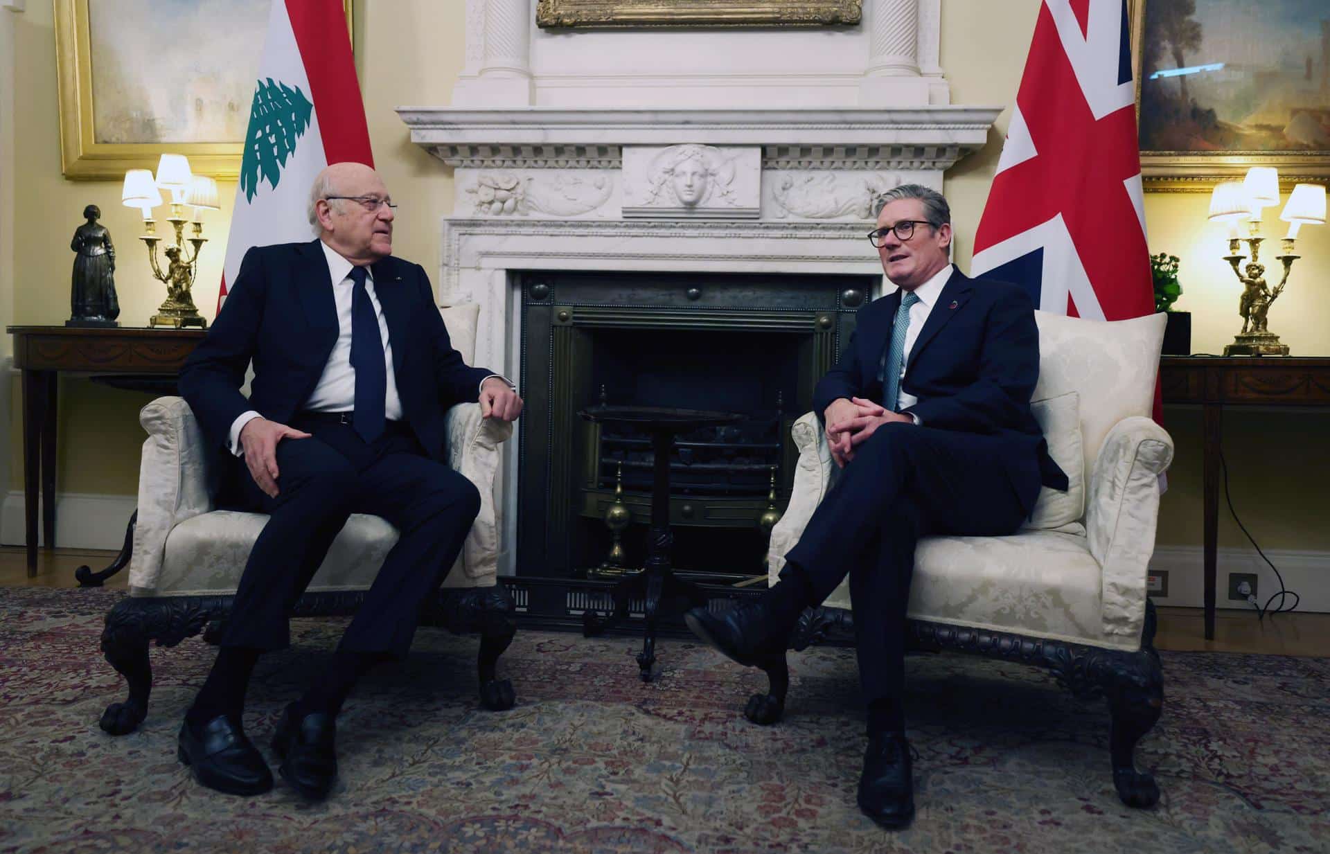 El primer ministro británico, Keir Starmer (derecha), se reúne con el primer ministro libanés, Najib Mikati, en el número 10 de Downing Street, en Londres, Gran Bretaña, el 28 de octubre de 2024. (Líbano, Reino Unido, Londres) EFE/EPA/ANDY LLUVIA / PISCINA