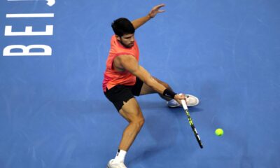 El español Carlos Alcaraz, en acción durante su partido de semifinales contra el ruso Daniil Medvedev en el Abierto de China en Pekín. EFE/EPA/ANDRÉS MARTÍNEZ CASARES