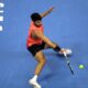 El español Carlos Alcaraz, en acción durante su partido de semifinales contra el ruso Daniil Medvedev en el Abierto de China en Pekín. EFE/EPA/ANDRÉS MARTÍNEZ CASARES