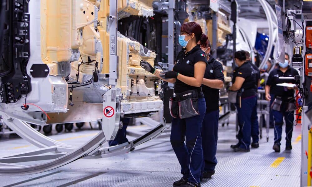 Vista general de una linea de producción del vehículo de la Serie 2 Coupé, del BMW, en su planta de armado en San Luis Potosí (México). Archivo. EFE/ Carlos Ramírez