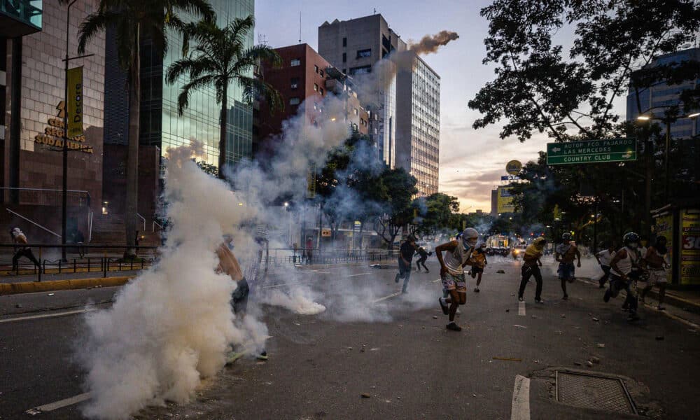 Fotografía de archivo de manifestantes mientras se enfrentan a la Guardia Nacional Bolivariana (GNB), por los resultados de las elecciones presidenciales del 28 de julio 2024 en Caracas (Venezuela). EFE/ Henry Chirinos