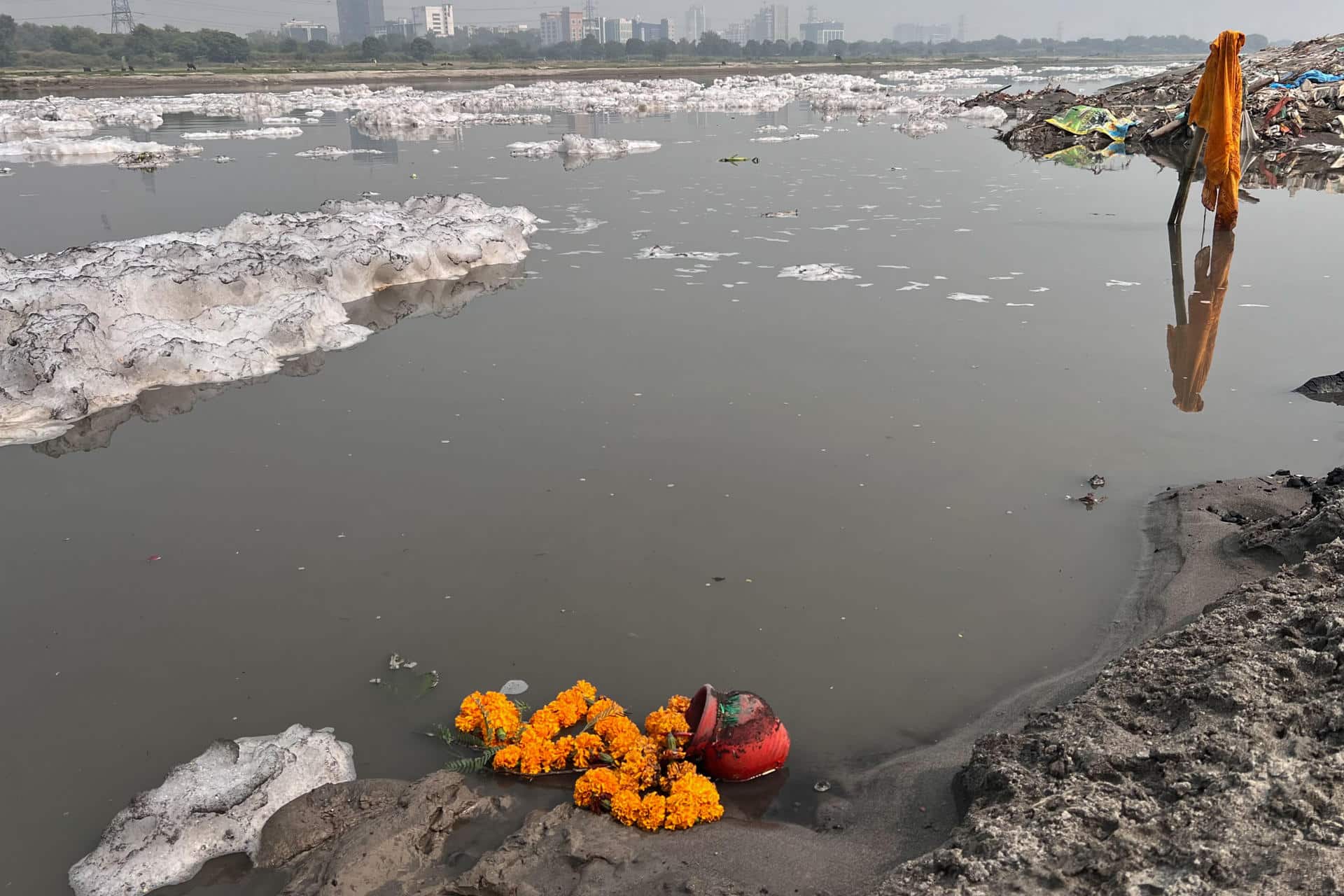 Vista del río Yamuna, uno de los más contaminados del mundo, a pocos kilómetros del centro de Nueva Delhi, el 22 de octubre de 2024. EFE/ Juan Verano