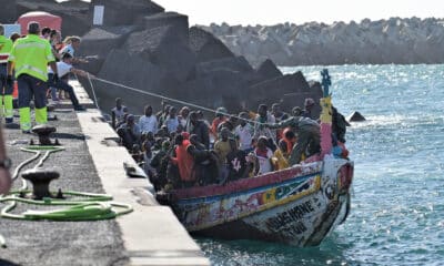 Salvamento Marítimo ha trasladado este jueves al muelle de La Restinga, en El Hierro, un cayuco rescatado en aguas cercanas a la isla con 183 personas a bordo, entre ellas 8 menores y 9 mujeres, la sexta embarcación del día que llega a Canarias, con lo que son 477 los migrantes desembarcados este jueves. En el último caso fue la Guardamar Talía la encargada de llevar a cabo el rescate tras localizar la embarcación a seis millas al sur de La Restinga. EFE/ Gelmert Finol