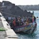 Salvamento Marítimo ha trasladado este jueves al muelle de La Restinga, en El Hierro, un cayuco rescatado en aguas cercanas a la isla con 183 personas a bordo, entre ellas 8 menores y 9 mujeres, la sexta embarcación del día que llega a Canarias, con lo que son 477 los migrantes desembarcados este jueves. En el último caso fue la Guardamar Talía la encargada de llevar a cabo el rescate tras localizar la embarcación a seis millas al sur de La Restinga. EFE/ Gelmert Finol