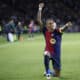 El delantero del Barcelona Raphinha celebra tras marcar el cuarto gol ante el Bayern, durante el partido de la Liga de Campeones que FC Barcelona y Bayern Munich disputan este miércoles en el estadio Olímpico Lluis Companys. EFE/Alberto Estévez