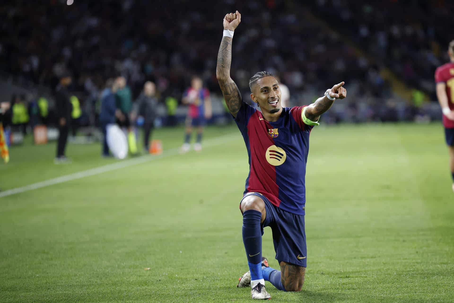 El delantero del Barcelona Raphinha celebra tras marcar el cuarto gol ante el Bayern, durante el partido de la Liga de Campeones que FC Barcelona y Bayern Munich disputan este miércoles en el estadio Olímpico Lluis Companys. EFE/Alberto Estévez