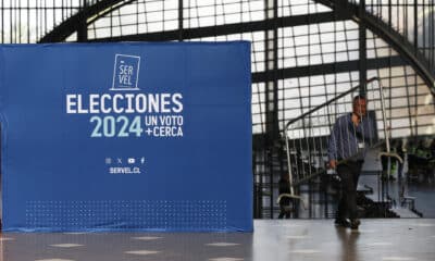 Un hombre trabaja en los preparativos de un centro de votación, este viernes en Santiago (Chile). El Gobierno del presidente progresista Gabriel Boric, golpeado por un escándalo de presunta violación protagonizada por un popular exsubsecretario, medirá su fuerza este fin de semana en unos comicios municipales y regionales considerados un termómetro de la presidenciales de 2025. EFE/ Elvis González