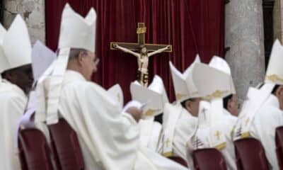 Fieles y prelados esperan la Santa Misa y canonización de 14 santos, entre ellos el español Manuel Ruiz López y otros siete frailes franciscanos, seis de ellos españoles, asesinados en Siria en 1860, celebrada por el Papa Francisco en la Plaza de San Pedro en la Ciudad del Vaticano, el 20 de octubre de 2024. EFE/EPA/MASSIMO PERCOSSI