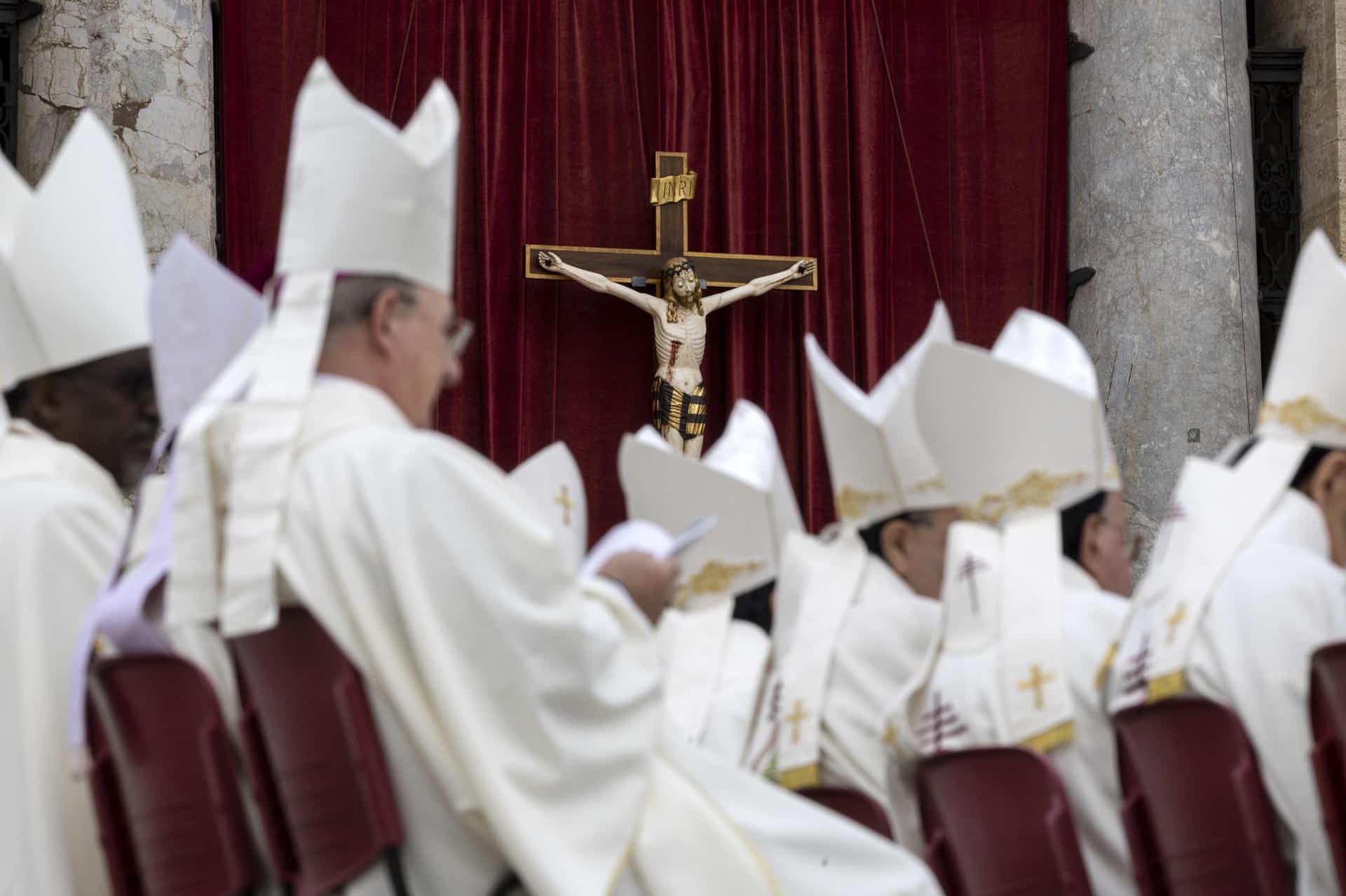 Fieles y prelados esperan la Santa Misa y canonización de 14 santos, entre ellos el español Manuel Ruiz López y otros siete frailes franciscanos, seis de ellos españoles, asesinados en Siria en 1860, celebrada por el Papa Francisco en la Plaza de San Pedro en la Ciudad del Vaticano, el 20 de octubre de 2024. EFE/EPA/MASSIMO PERCOSSI