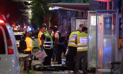 Miembros armados de las fuerzas especiales israelíes inspeccionan el área cercana al lugar de un tiroteo en Tel Aviv, Israel, el 1 de octubre de 2024. EFE/EPA/Abir Sultan