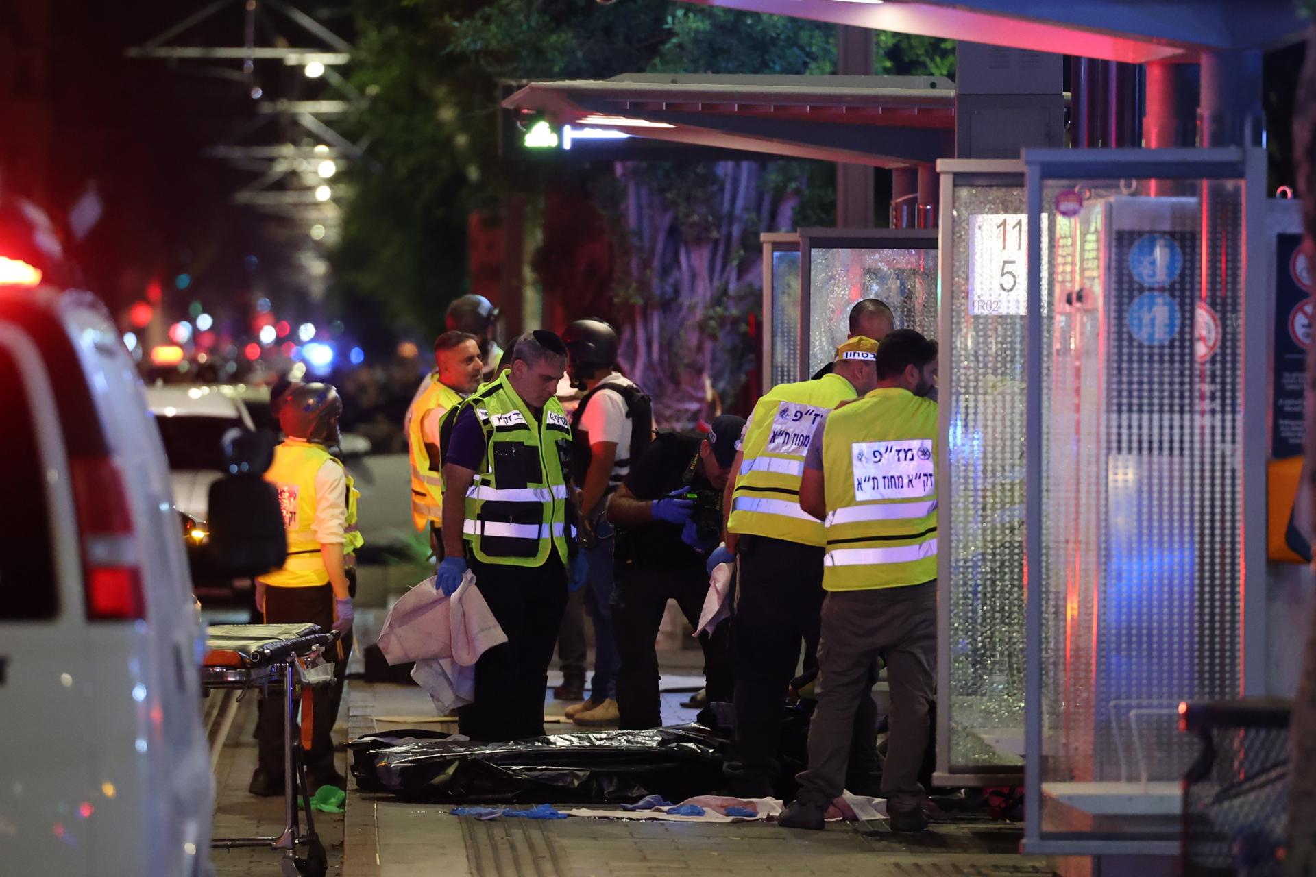 Miembros armados de las fuerzas especiales israelíes inspeccionan el área cercana al lugar de un tiroteo en Tel Aviv, Israel, el 1 de octubre de 2024. EFE/EPA/Abir Sultan