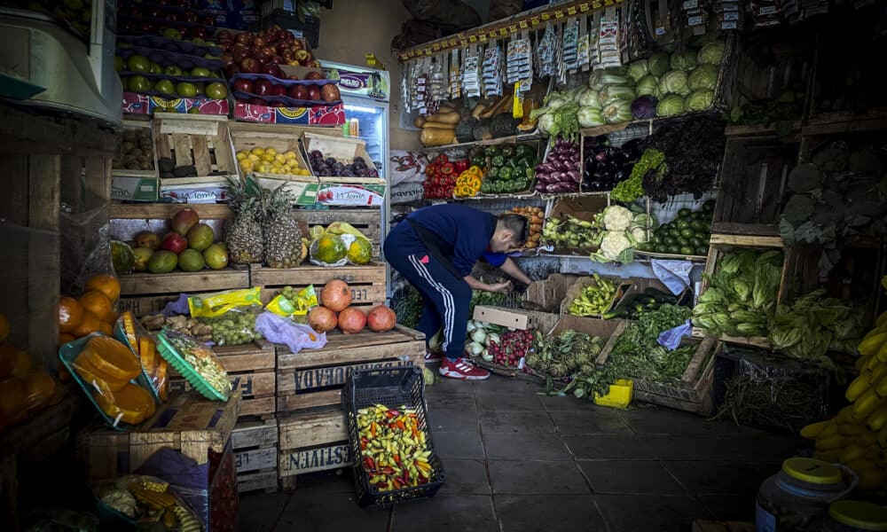 Fotografía de archivo de una persona en un mercado de Buenos Aires.. EFE/ Juan Ignacio Roncoroni