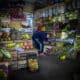 Fotografía de archivo de una persona en un mercado de Buenos Aires.. EFE/ Juan Ignacio Roncoroni