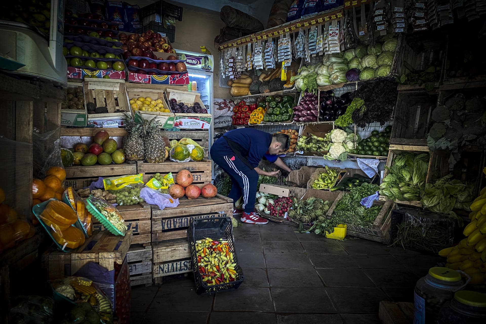 Fotografía de archivo de una persona en un mercado de Buenos Aires.. EFE/ Juan Ignacio Roncoroni