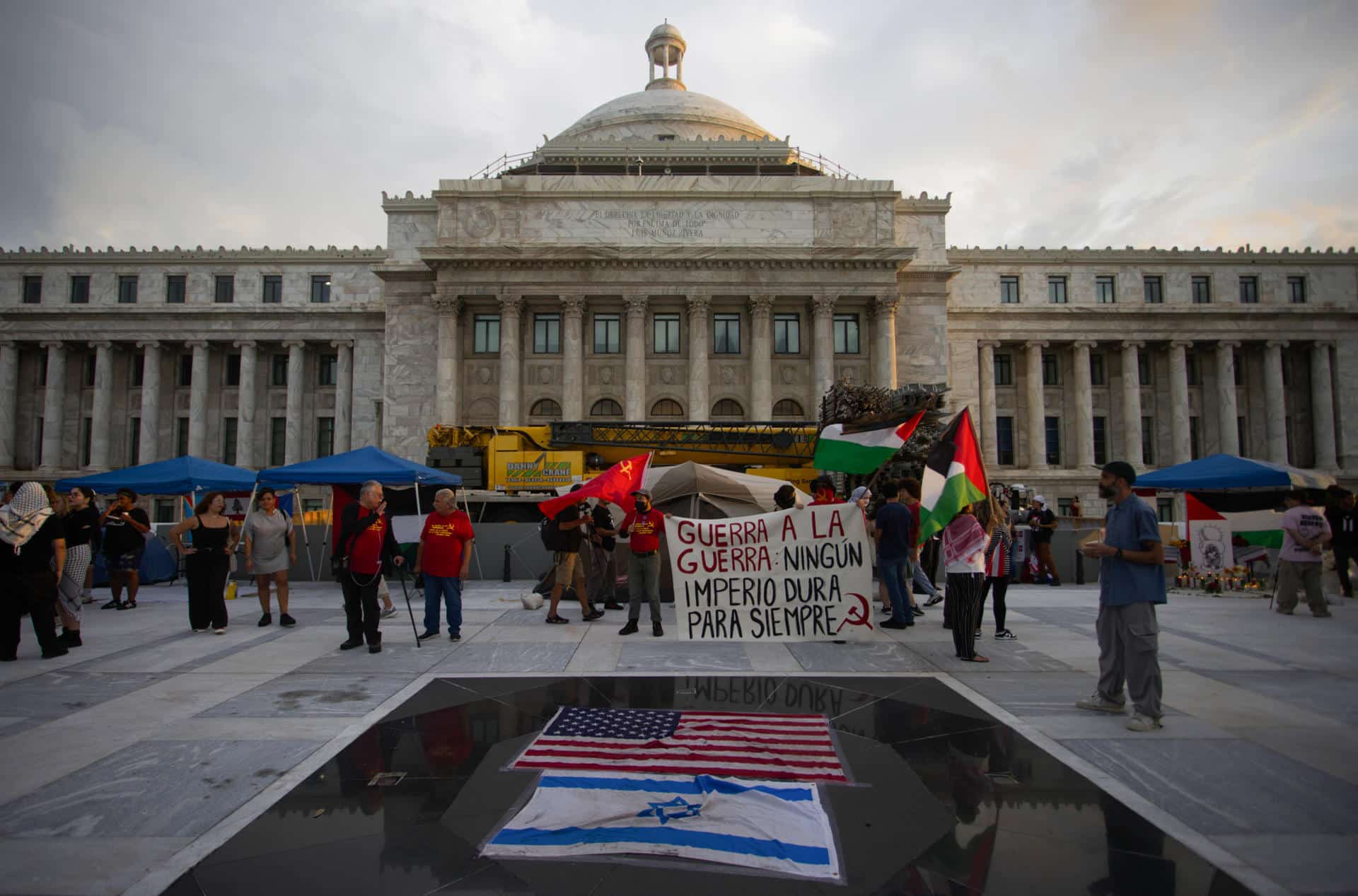 Cientos de personas participan en una concentración frente al Capitolio a favor de Palestina este 5 de octubre de 2024, en Fajardo (Puerto Rico). EFE/Thais Llorca