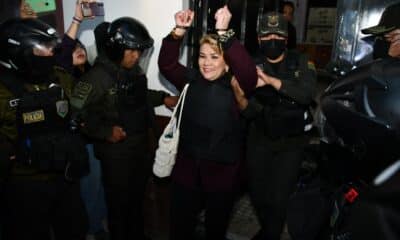 La expresidenta de Bolivia Jeanine Áñez es trasladada a un juzgado para el inicio de un juicio en su contra este jueves, en La Paz (Bolivia).EFE/ STR