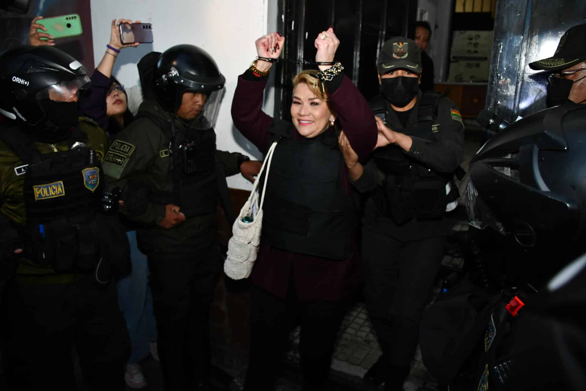 La expresidenta de Bolivia Jeanine Áñez es trasladada a un juzgado para el inicio de un juicio en su contra este jueves, en La Paz (Bolivia).EFE/ STR