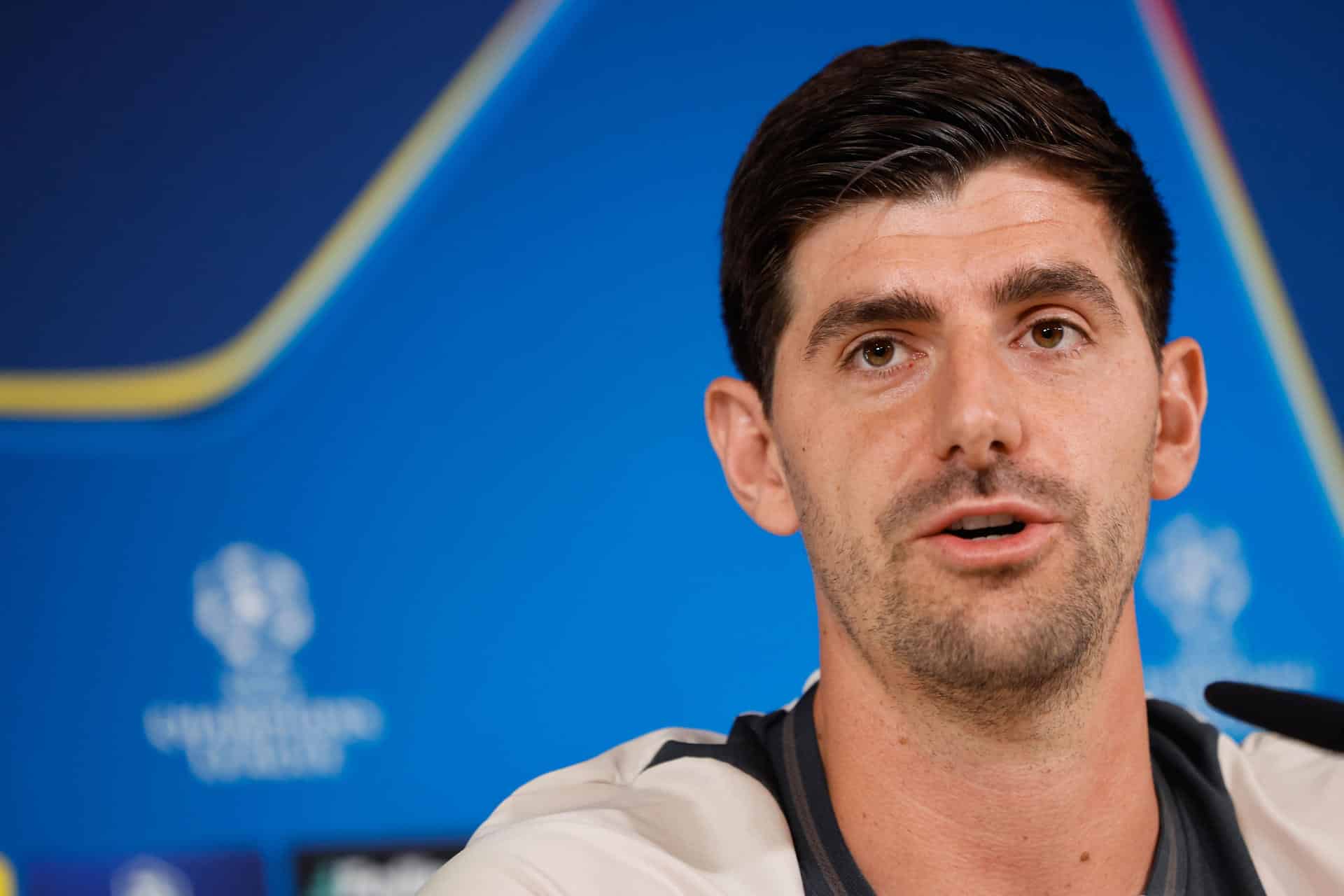 El portero del Real Madrid, el belga Thibaut Courtois, en la rueda de prensa ofrecida este lunes, en la víspera del partido de Liga de Campeones ante el Borussia de Dortmund. EFE/ Sergio Pérez