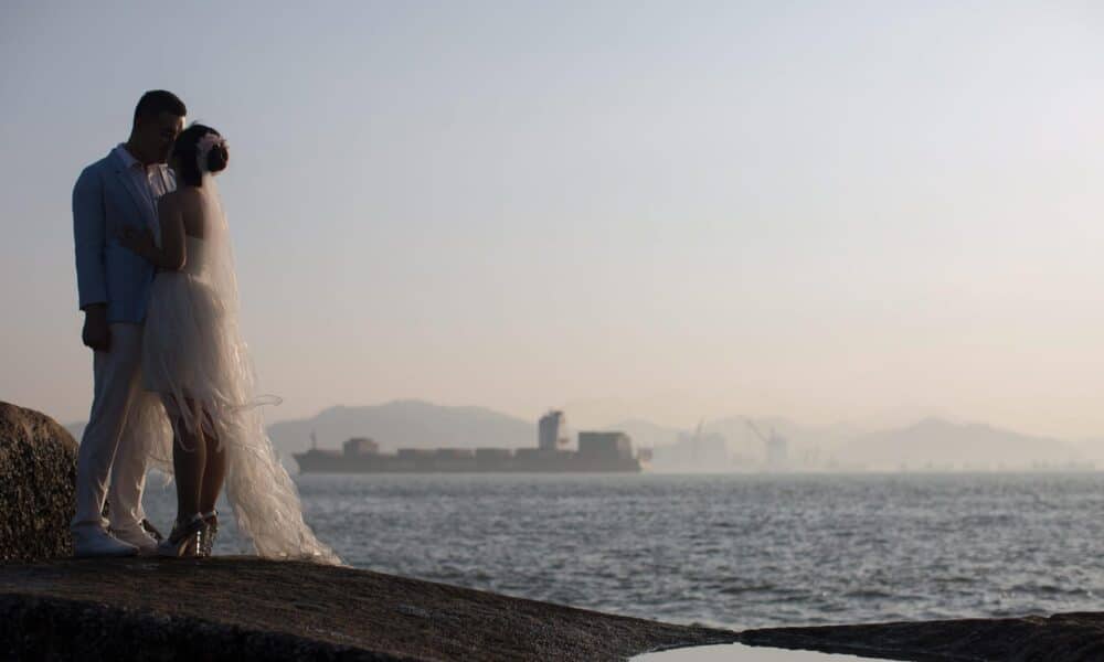 Una pareja posa para las fotos de su boda el 26 de diciembre de 2016, en Xiamen, provincia de Fujian (China). EFE/Str