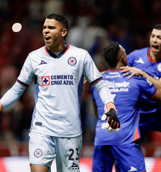 El portero Kevin Mier (i) de Cruz Azul durante un partido en el estadio Nemesio Díez en Toluca (México). Archivo. EFE/ Felipe Gutiérrez