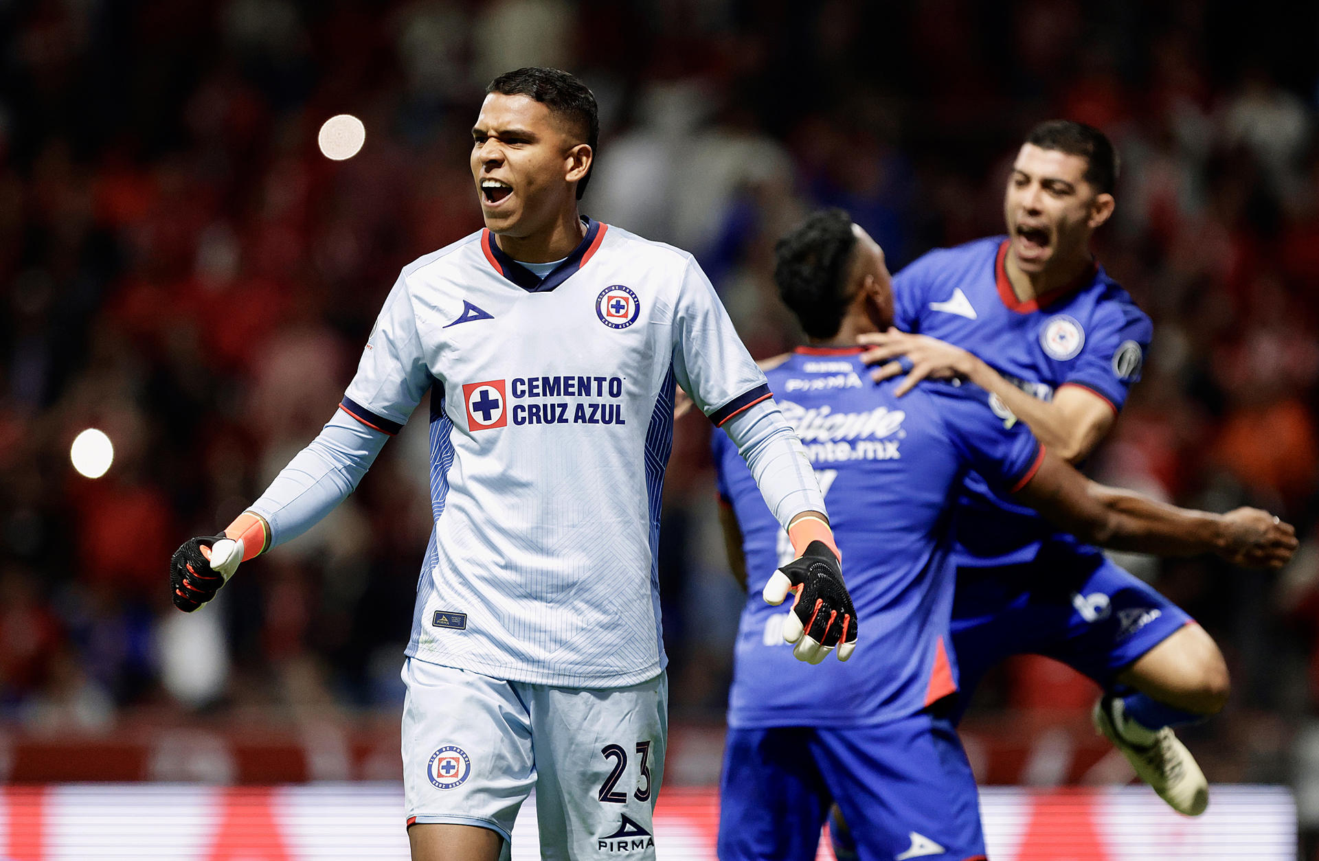 El portero Kevin Mier (i) de Cruz Azul durante un partido en el estadio Nemesio Díez en Toluca (México). Archivo. EFE/ Felipe Gutiérrez