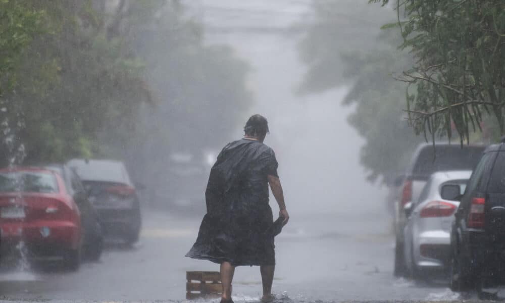 Una persona camina bajo la lluvia en Monterrey, Nuevo León (México). Archivo. EFE/ Miguel Sierra