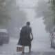 Una persona camina bajo la lluvia en Monterrey, Nuevo León (México). Archivo. EFE/ Miguel Sierra