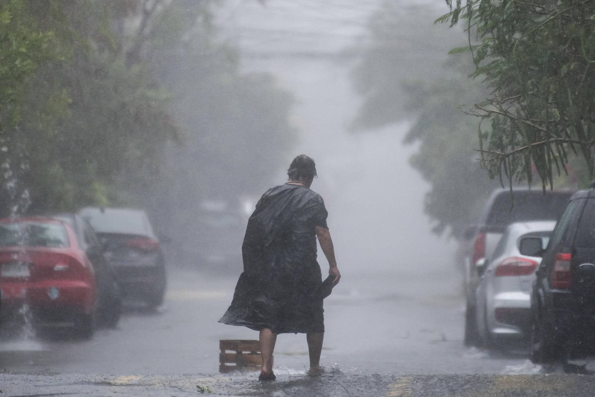 Una persona camina bajo la lluvia en Monterrey, Nuevo León (México). Archivo. EFE/ Miguel Sierra