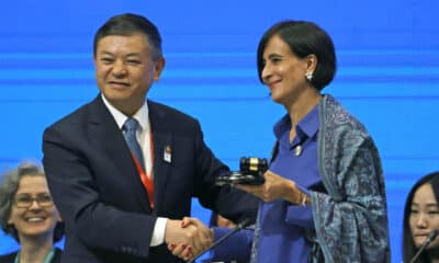 El Ministro de Ecología y medio ambiente de China, Huang Runqiu (i) entrega el mazo de la presidencia de la Cumbre de Naciones Unidas de Biodiversidad, COP16, a la ministra de Ambiente y Desarrollo Sostenible de Colombia, Susana Muhamad, durante el inicio de la primera plenaria, este lunes, en Cali (Colombia). EFE/ Mauricio Dueñas Castañeda