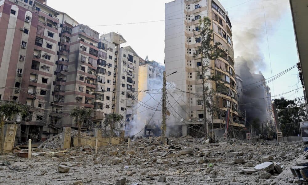 Vista de edificios de una zona residencial dañados tras un ataque aéreo israelí en Haret Hreik Dahieh, en Beirut, Líbano, el 05 de octubre de 2024. 
 EFE/EPA/WAEL HAMZEH