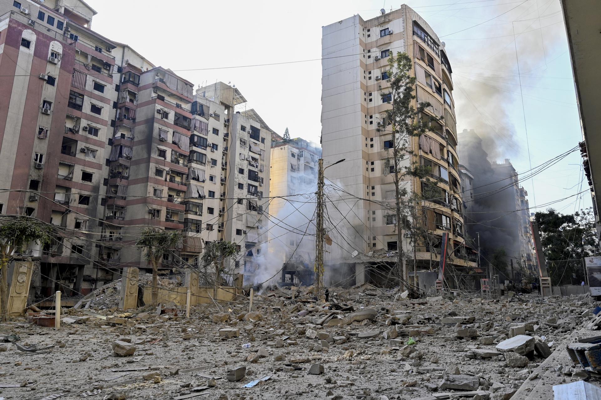 Vista de edificios de una zona residencial dañados tras un ataque aéreo israelí en Haret Hreik Dahieh, en Beirut, Líbano, el 05 de octubre de 2024. 
 EFE/EPA/WAEL HAMZEH