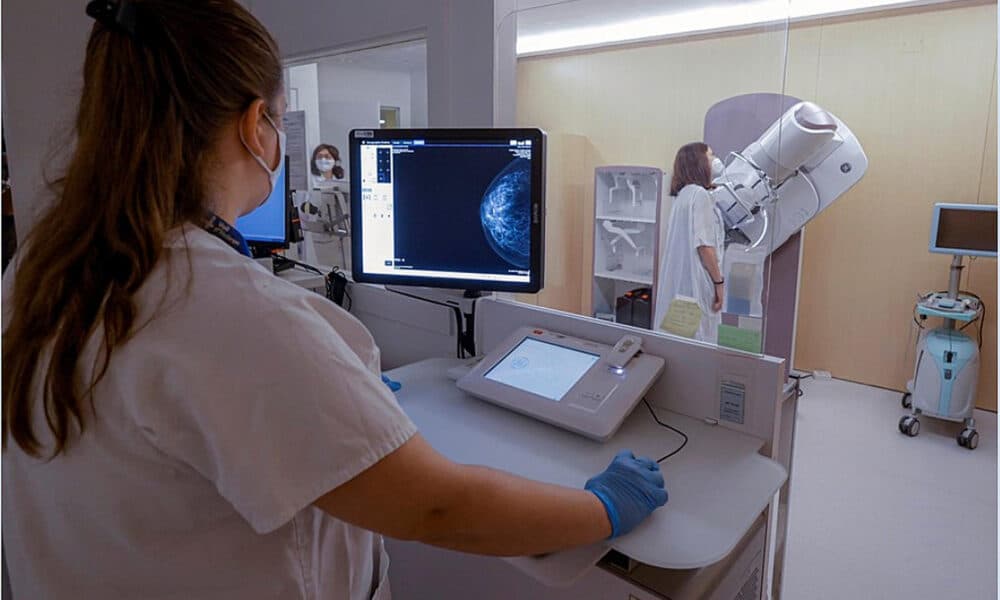 Fotografía de archivo del 10 de agosto de 2022 de una mujer realizándose un estudia de mastografía en un laboratorio de Barcelona (España). EFE/ Quique García