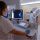 Fotografía de archivo del 10 de agosto de 2022 de una mujer realizándose un estudia de mastografía en un laboratorio de Barcelona (España). EFE/ Quique García