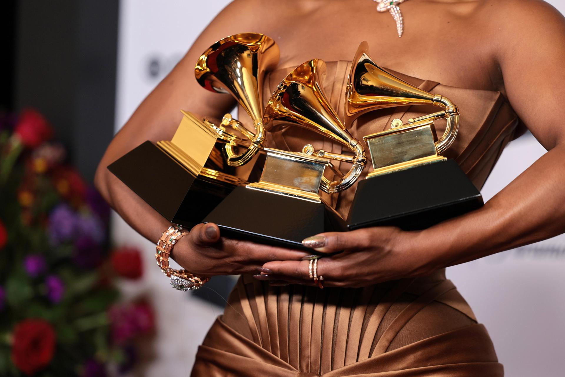 Fotografía de archivo en donde una artista sostiene varios galardones de los premios Grammy 2024. EFE/ALLISON DINNER