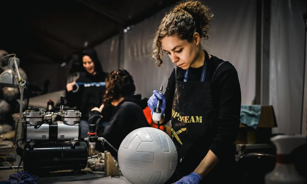 Fotografía de archivo en donde se ve a una mujer trabajando en una fábrica de balones. EFE/ Juan Ignacio Roncoroni