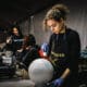 Fotografía de archivo en donde se ve a una mujer trabajando en una fábrica de balones. EFE/ Juan Ignacio Roncoroni