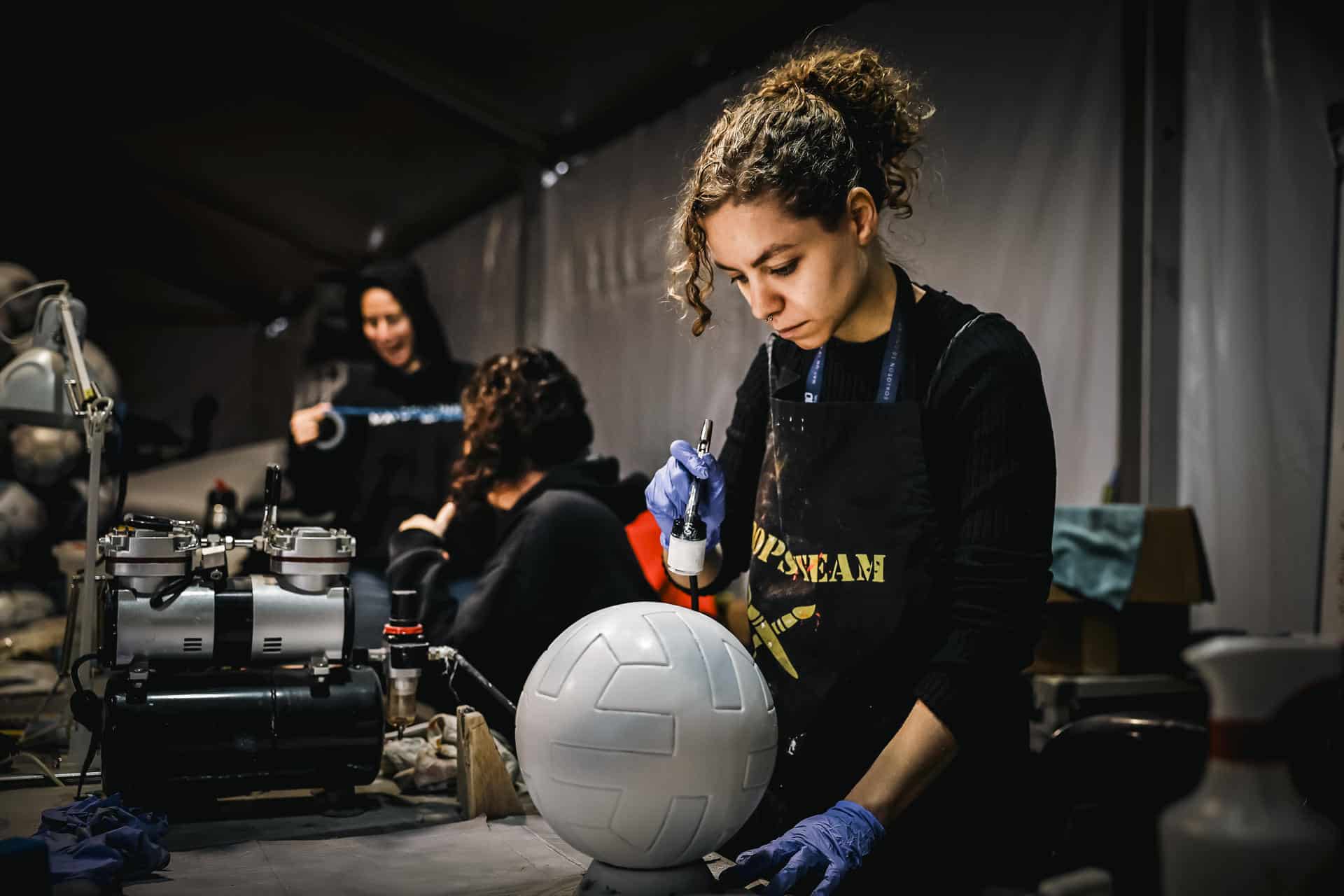 Fotografía de archivo en donde se ve a una mujer trabajando en una fábrica de balones. EFE/ Juan Ignacio Roncoroni