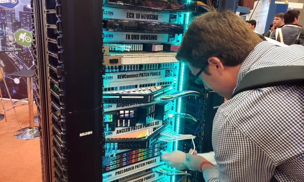 Fotografía de archivo del 29 de octubre de 2019 de un visitante observando tecnologías de seguridad en un congreso realizado en la ciudad de Cancún (México). EFE/Daniel Salazar