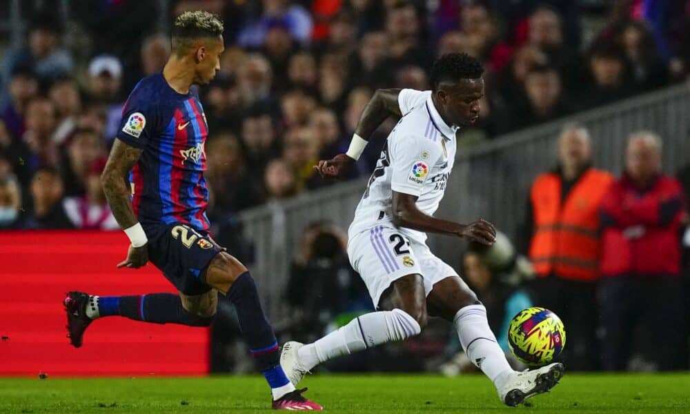 Foto de archivo de Vinicius (d) y Raphinha durante un Barcelona-Real Madrid. EFE/Enric Fontcuberta.