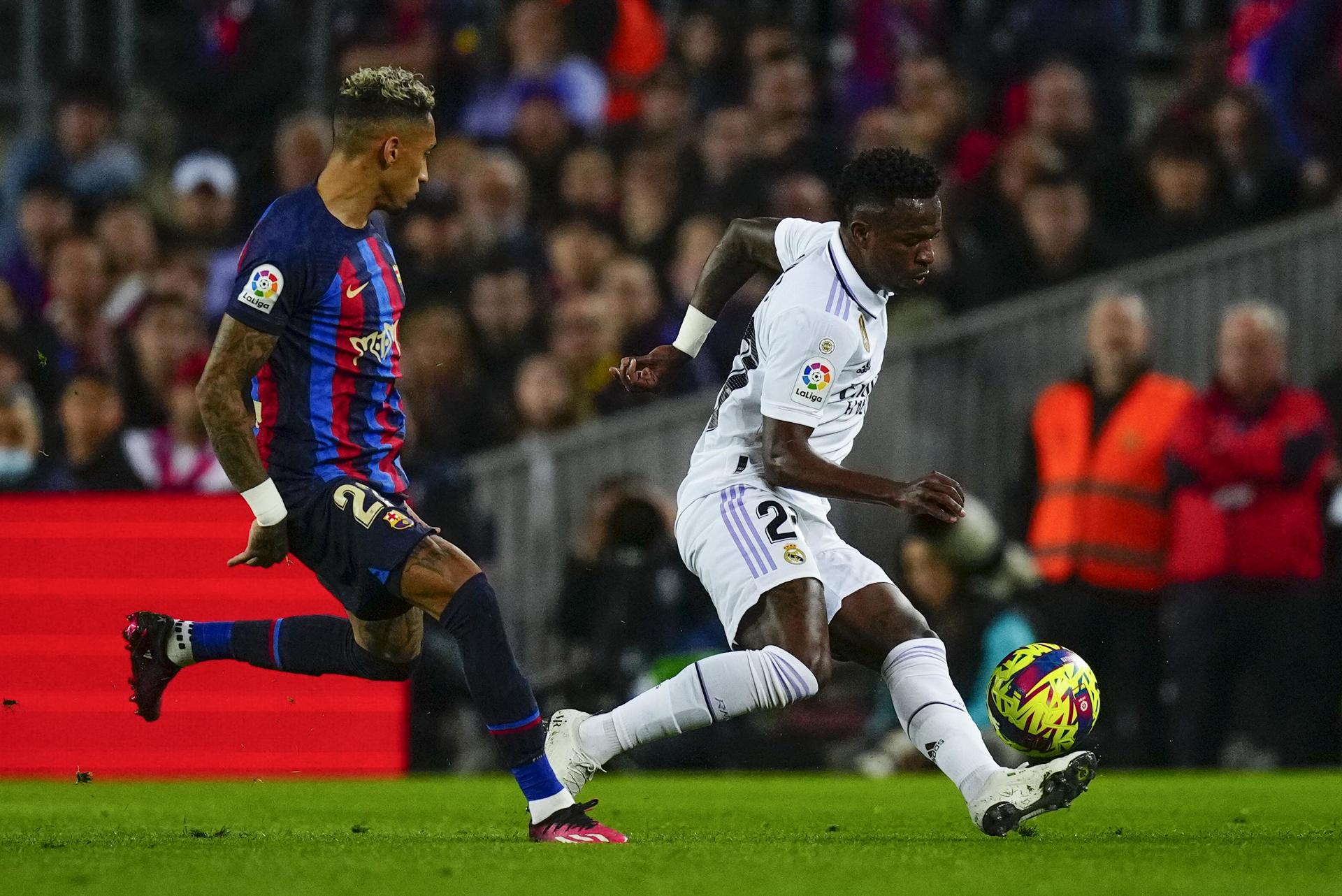 Foto de archivo de Vinicius (d) y Raphinha durante un Barcelona-Real Madrid. EFE/Enric Fontcuberta.